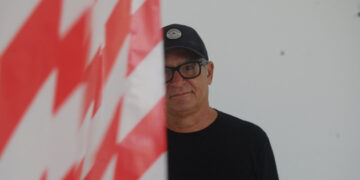 El artista detrás de Decisión irreversible, de 2011, una cinta de perimetraje policial que no puede ser rebobinada. Foto: AMD.