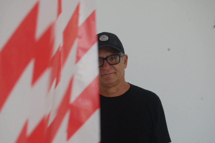 El artista detrás de Decisión irreversible, de 2011, una cinta de perimetraje policial que no puede ser rebobinada. Foto: AMD.
