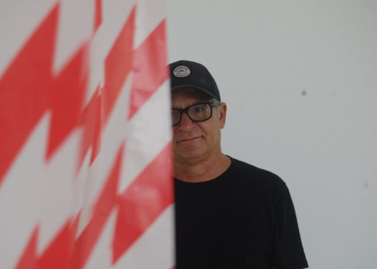 El artista detrás de Decisión irreversible, de 2011, una cinta de perimetraje policial que no puede ser rebobinada. Foto: AMD.