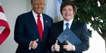 El presidente Donald Trump junto a su homólogo argentino, Javier Milei, en la Casa Blanca. Foto: Will Oliver / EFE.
