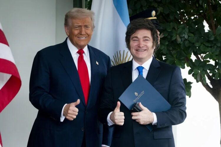 El presidente Donald Trump junto a su homólogo argentino, Javier Milei, en la Casa Blanca. Foto: Will Oliver / EFE.