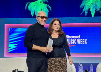 Emilio Estefan y su esposa, la cantante Gloria Estefan, posan durante el tercer día de la Semana de la Música Latina de Billboard , en Miami Beach. Foto:  Pedro Pablo Cortés/EFE.
