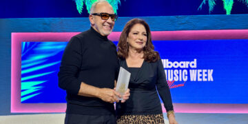 Emilio Estefan y su esposa, la cantante Gloria Estefan, posan durante el tercer día de la Semana de la Música Latina de Billboard , en Miami Beach. Foto:  Pedro Pablo Cortés/EFE.