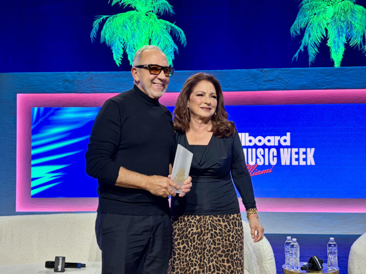 Emilio Estefan y su esposa, la cantante Gloria Estefan, posan durante el tercer día de la Semana de la Música Latina de Billboard , en Miami Beach. Foto:  Pedro Pablo Cortés/EFE.