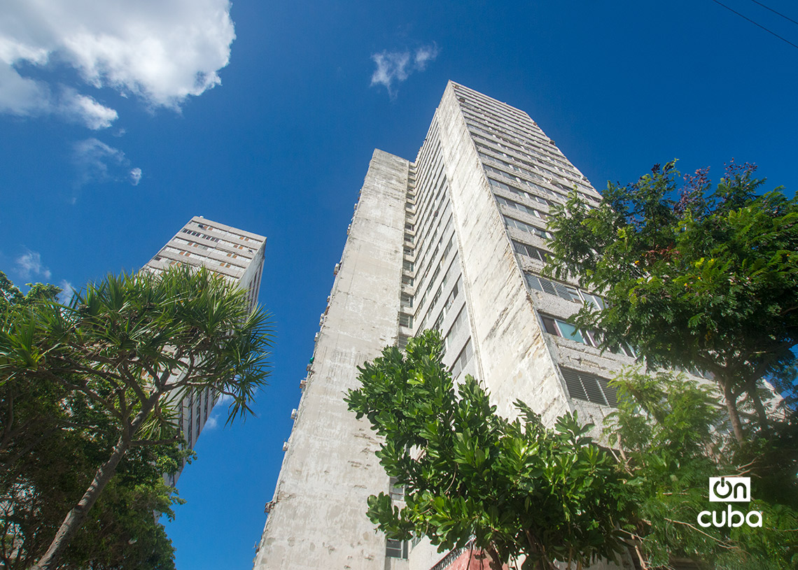 Edificios de la zona de la Esquina de Tejas, en La Habana. Foto: Otmaro Rodríguez.
