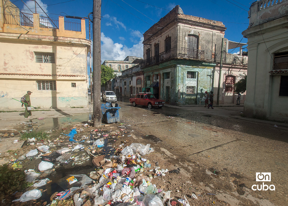 Basura acumulada en la zona de la Esquina de Tejas, en La Habana. Foto: Otmaro Rodríguez.