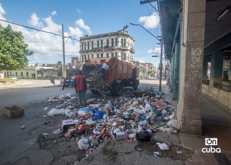 Basura acumulada en la zona de la Esquina de Tejas, en La Habana. Foto: Otmaro Rodríguez.