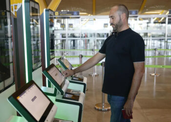 Vista del nuevo sistema de control de fronteras para ciudadanos de países que no pertenecen al Espacio Schengen en el aeropuerto de Madrid-Barajas. Foto: Chema Moya/EFE