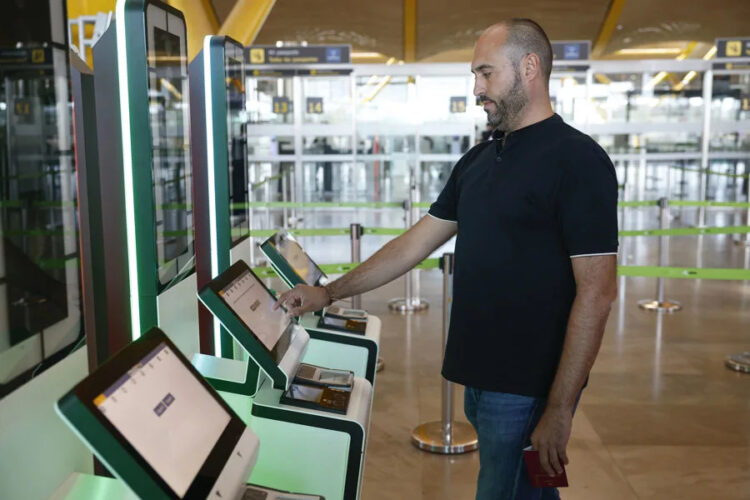Vista del nuevo sistema de control de fronteras para ciudadanos de países que no pertenecen al Espacio Schengen en el aeropuerto de Madrid-Barajas. Foto: Chema Moya/EFE