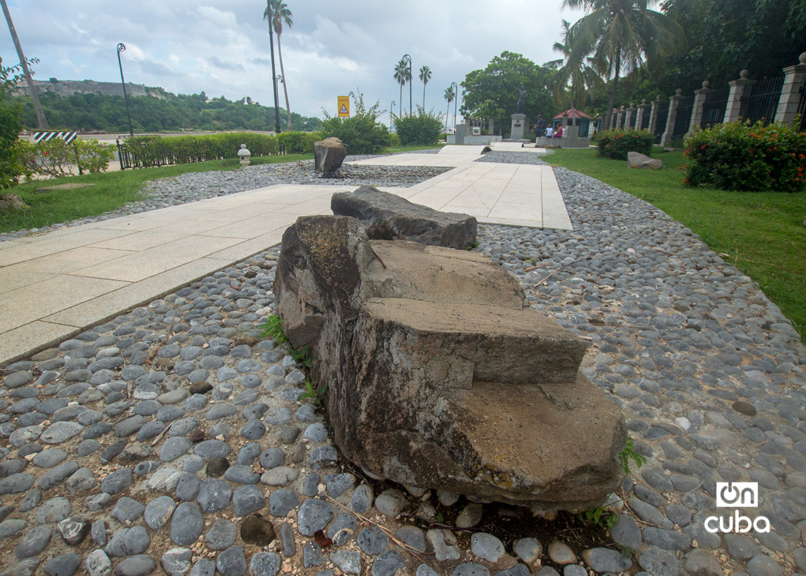 Fragmentos de la muralla del Castillo de Sendai, en el parque en La Habana en honor a Hasekura Tsunenaga, primer samurái en visitar Cuba. Foto: Otmaro Rodríguez.