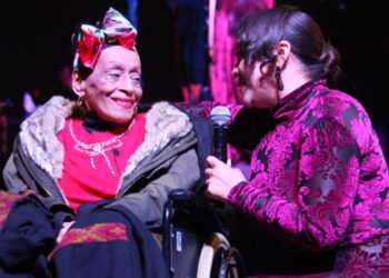 Omara Portuondo e Idania Valdés durante el concierto homenaje a la diva del Buena Vista Social Club en Santiago de Chile. Foto: Cortesía de Idania Valdés.