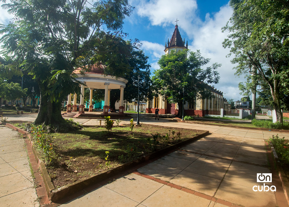 Parque Camilo Cienfuegos, con la icónica glorieta y la iglesia de San José, en San José de las Lajas. Foto: Otmaro Rodríguez.