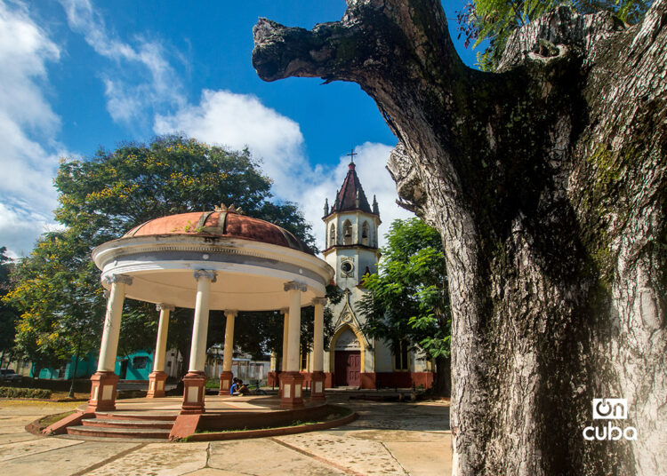 Glorieta e Iglesia Parroquial de San José de las Lajas, en Mayabeque. Foto: Otmaro Rodríguez.