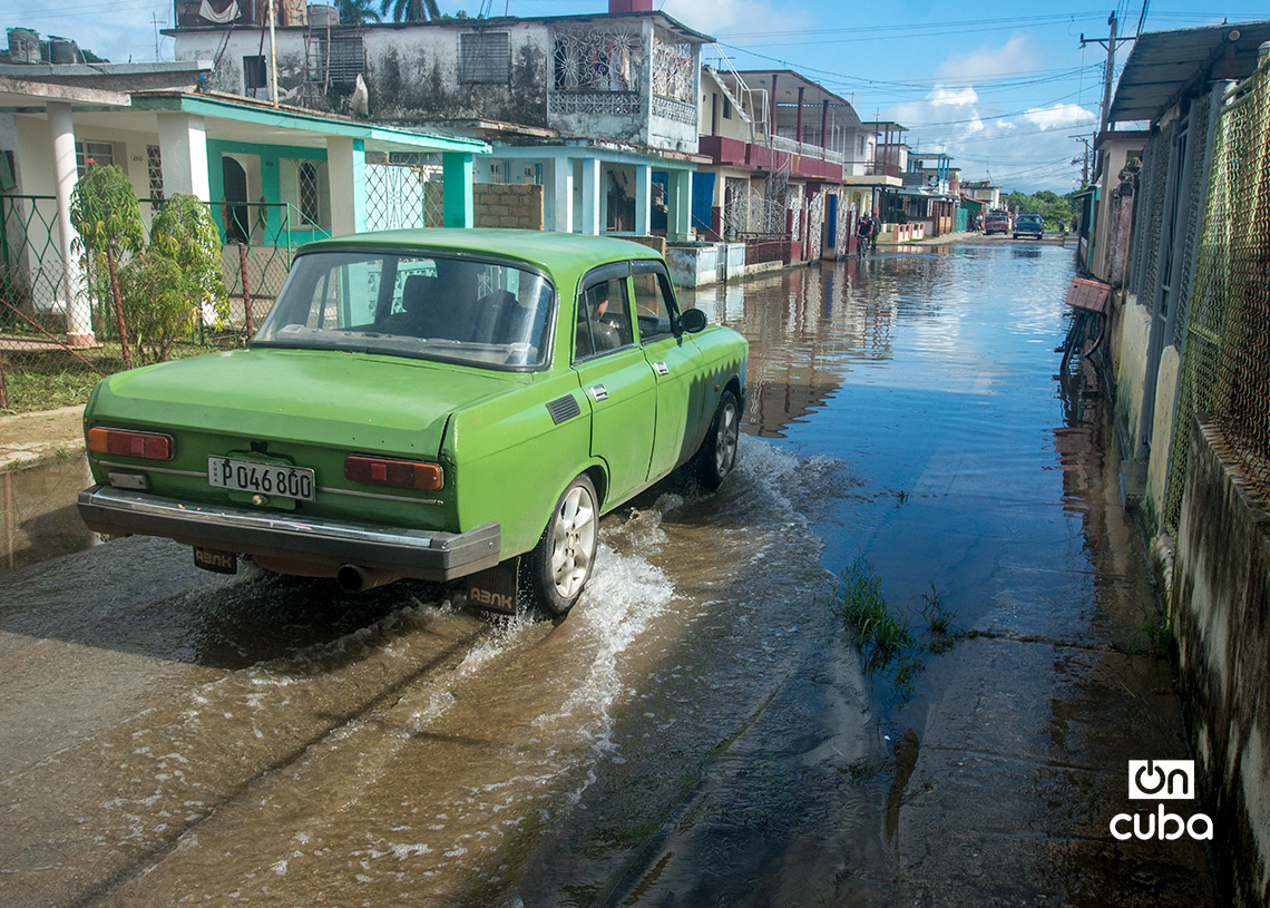 Inundación constante en La Furnia, en San José de las Lajas, Mayabeque. Foto: Otmaro Rodríguez.