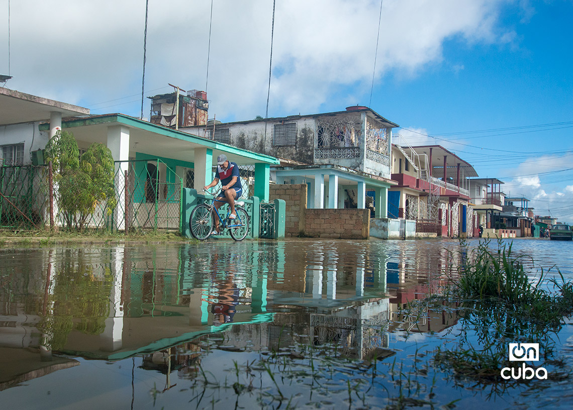 Inundación constante en La Furnia, en San José de las Lajas, Mayabeque. Foto: Otmaro Rodríguez.