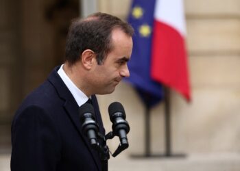 El renunciante primer ministro de Francia, Sebastien Lacornu.  Foto: EFE/EPA/STEPHANE MAHE / POOL MAXPPP OUT