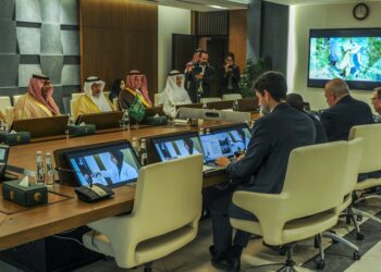 Marrero presenta al supervisor general del Centro Rey Salman de Ayuda Humanitaria y Socorro una información preliminar sobre los daños de Melissa en Cuba. Foto: @MMarreroCruz