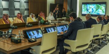 Marrero presenta al supervisor general del Centro Rey Salman de Ayuda Humanitaria y Socorro una información preliminar sobre los daños de Melissa en Cuba. Foto: @MMarreroCruz