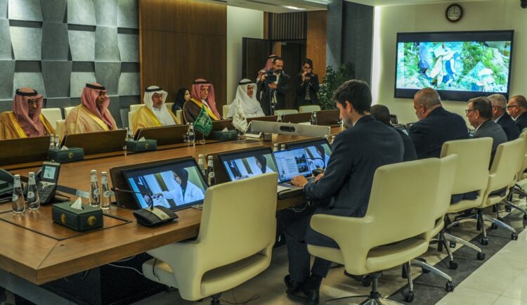 Marrero presenta al supervisor general del Centro Rey Salman de Ayuda Humanitaria y Socorro una información preliminar sobre los daños de Melissa en Cuba. Foto: @MMarreroCruz