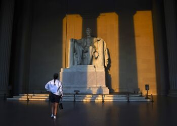 Hombre observa el Monumento a Lincoln al amanecer de este 1 de octubre. Foto: WILL OLIVER/EFE/EPA.
