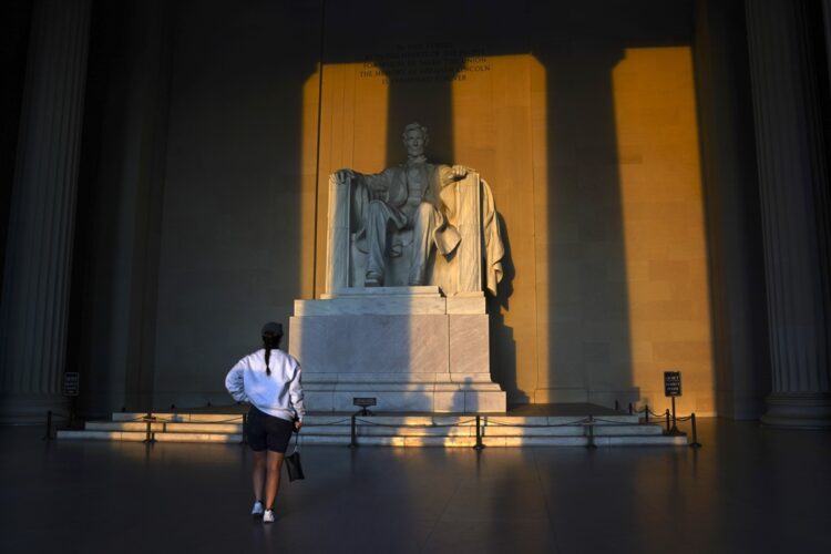 Hombre observa el Monumento a Lincoln al amanecer de este 1 de octubre. Foto: WILL OLIVER/EFE/EPA.