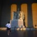 Hombre observa el Monumento a Lincoln al amanecer de este 1 de octubre. Foto: WILL OLIVER/EFE/EPA.