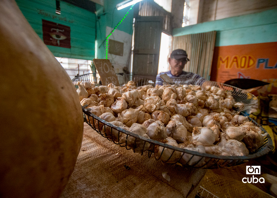 Productos y precios en una tarima de un mercado en La Habana. Foto: Otmaro Rodríguez.