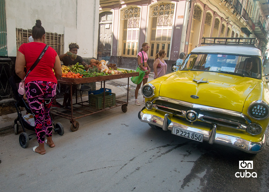 Vendedor de productos agrícolas (carretillero) en La Habana. Foto: Otmaro Rodríguez.