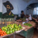 Un vendedor le entrega su compra a una cliente en el mercado agropecuario en la calle Empedrado, en La Habana. Foto: Otmaro Rodríguez.