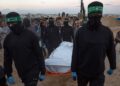 Hamás recupera el cuerpo de un presunto rehén israelí en Kahn Yunis, Franja de Gaza, este 28 de octubre. Foto:  EFE/EPA/HAITHAM IMAD.