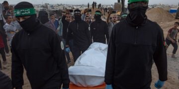 Hamás recupera el cuerpo de un presunto rehén israelí en Kahn Yunis, Franja de Gaza, este 28 de octubre. Foto:  EFE/EPA/HAITHAM IMAD.