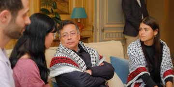 El presidente de Colombia, Gustavo Petro, junto a dos activistas colombianas por la paz. Foto: EFE/ @petrogustavo.