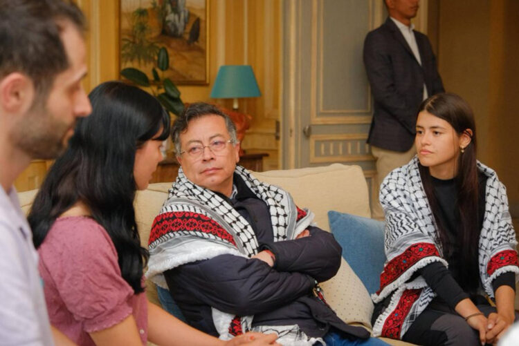 El presidente de Colombia, Gustavo Petro, junto a dos activistas colombianas por la paz. Foto: EFE/ @petrogustavo.