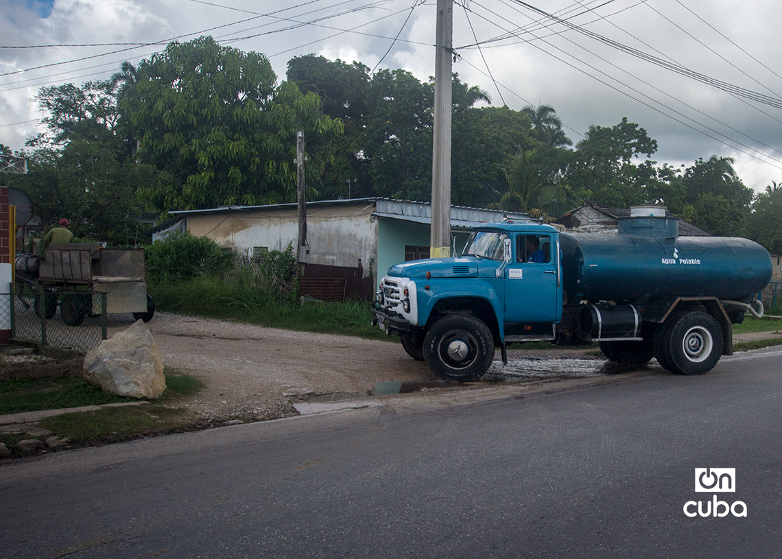 Pipa de agua en San José de las Lajas, Mayabeque. Foto: Otmaro Rodríguez.