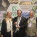 Embajador cubano en Emiratos ärabes Unidos y delegación de la Fundación Antonio Núñez Jiménez recibieron el galardón anombre de la nación. Foto: Tomada de reservethered.com