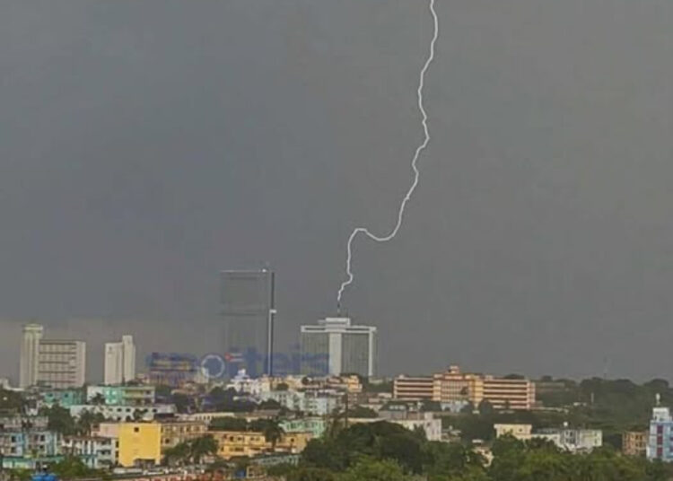 Imagen captada por el aficionado Henry Rodríguez que muestra un rayo impactando en las antenas del Hotel Habana Libre este 5 de octubre. Foto: Tomada del perfil de Facebook de Henry Delgado Manzor.