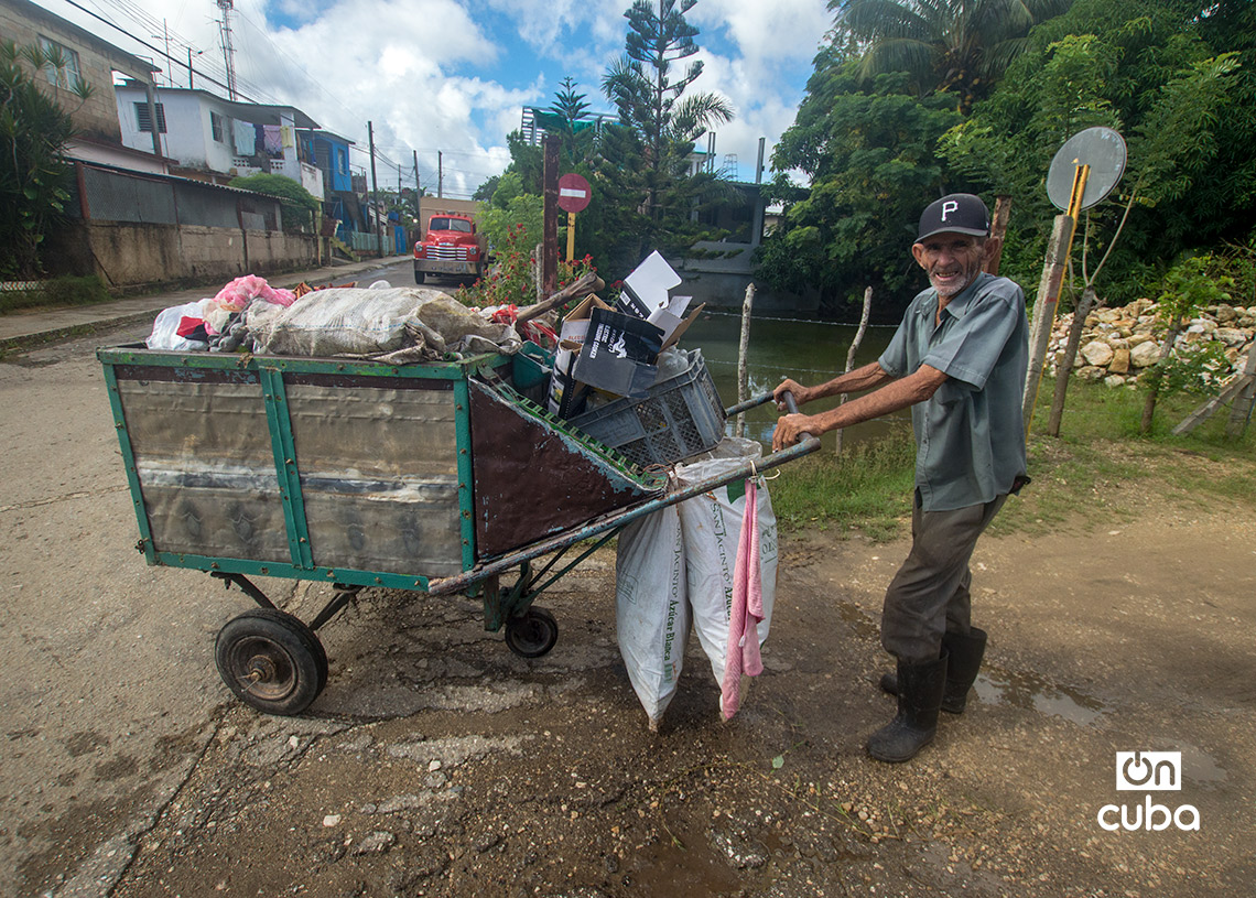 Recogedor de basura en San José de las Lajas. Foto: Otmaro Rodríguez.