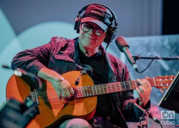 Silvio Rodríguez durante uno de sus conciertos en Buenos Aires, Argentina, como parte de su gira por Latinoamérica. Foto: Kaloian.