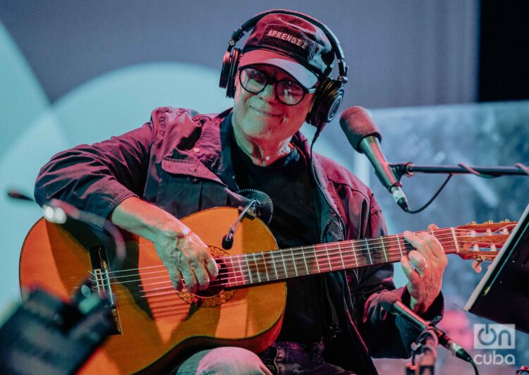 Silvio Rodríguez durante uno de sus conciertos en Buenos Aires, Argentina, como parte de su gira por Latinoamérica. Foto: Kaloian.