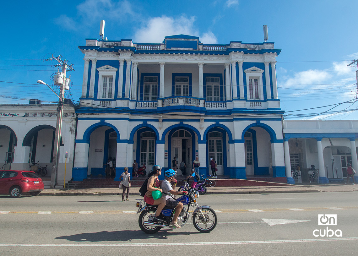 Edificio de la Sociedad La Fraternidad, hoy una tienda, en San José de las Lajas. Foto: Otmaro Rodríguez.