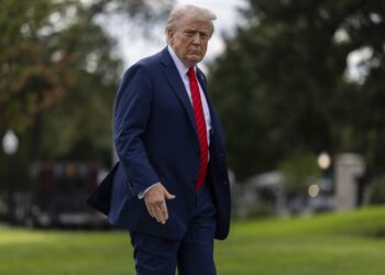 El presidente Trump regresando del Centro Médico Militar Nacional Walter Reed, donde se sometió a un examen físico semestral hoy 10 de octubre. Foto:  EFE/EPA/SHAWN THEW.