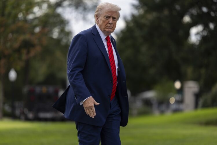 El presidente Trump regresando del Centro Médico Militar Nacional Walter Reed, donde se sometió a un examen físico semestral hoy 10 de octubre. Foto:  EFE/EPA/SHAWN THEW.
