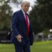 El presidente Trump regresando del Centro Médico Militar Nacional Walter Reed, donde se sometió a un examen físico semestral hoy 10 de octubre. Foto:  EFE/EPA/SHAWN THEW.
