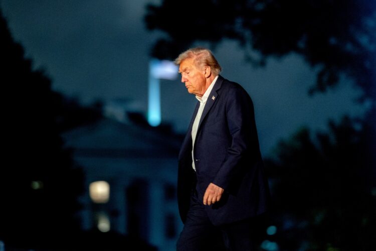 El presidente Donald Trump en el patio de la Casa Blanca. Foto: EFE/EPA/STEFANI REYNOLDS.