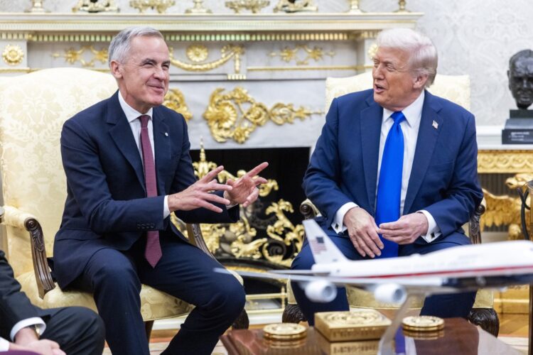 Donald Trump con el primer ministro canadiense, Mark Carney, en la Oficina Oval de la Casa Blanca el 7 de octubre de 2025. Foto: EFE/EPA/SHAWN THEW / POOL.