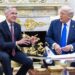 Donald Trump con el primer ministro canadiense, Mark Carney, en la Oficina Oval de la Casa Blanca el 7 de octubre de 2025. Foto: EFE/EPA/SHAWN THEW / POOL.