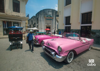 Autos clásicos a la espera de turistas en La Habana. Foto: Otmaro Rodríguez.