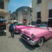 Autos clásicos a la espera de turistas en La Habana. Foto: Otmaro Rodríguez.