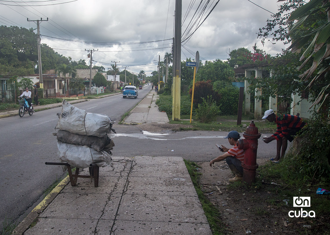 Vendedor de carbón, en San José de las Lajas. Foto: Otmaro Rodríguez.