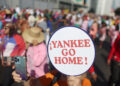 Una persona sostiene un cartel contra una posible intervención de Estados Unidos en Venezuela, durante un acto en Caracas. Foto: Miguel Gutiérrez / EFE.